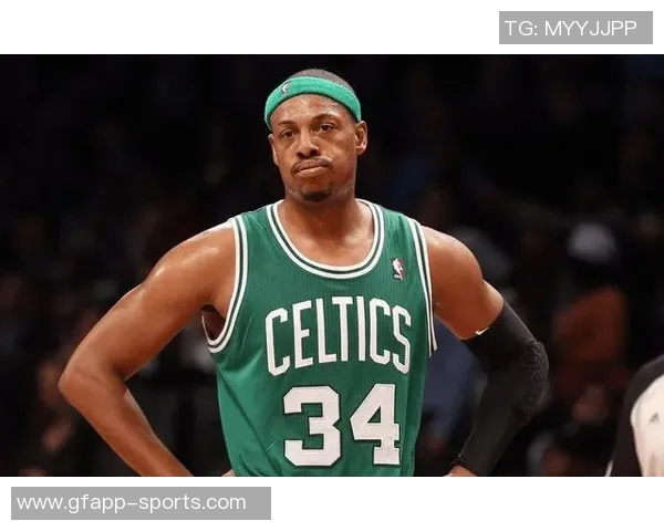 皮尔斯夜店偷瞄性感美女的紧张瞬间只需半秒转头避免被发现